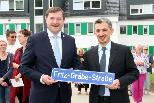 Oberbürgermeister Tim Kurzbach (li.) und Francesco Cinquegrani, Vorstandsvorsitzender des Gräfrather Bauvereins, weihten am Donnerstag offiziell die Fritz-Gräbe-Straße ein. (Foto: © B. Glumm)