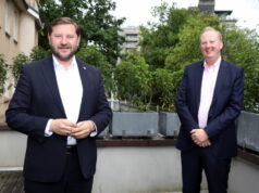 Oberbürgermeister Tim Kurzbach (li.) mit Dr. Martin Eversmeyer, Geschäftsführer des Solinger Klinikums. (Foto: © Bastian Glumm)