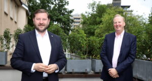 Oberbürgermeister Tim Kurzbach (li.) mit Dr. Martin Eversmeyer, Geschäftsführer des Solinger Klinikums. (Foto: © Bastian Glumm)