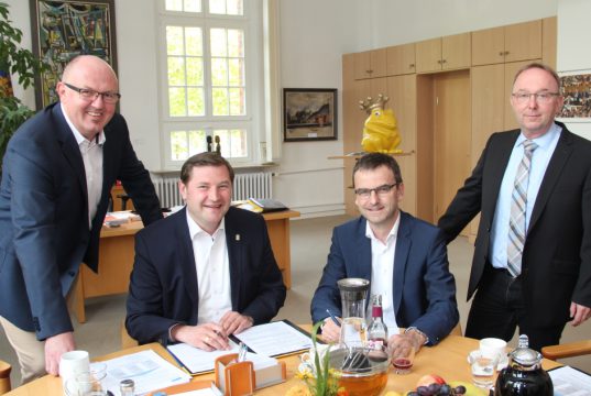 Unterzeichneten am Montag eine Kooperationsvereinbarung für die Jugendberufsagentur: v.li. Mike Häusgen, Leiter des Jobcenters, Oberbürgermeister Tim Kurzbach, Martin Klebe, Chef der Arbeitsagentur Wuppertal-Solingen und Rüdiger Mann, Leiter des Stadtdienstes Jugend. (Foto: © B. Glumm)