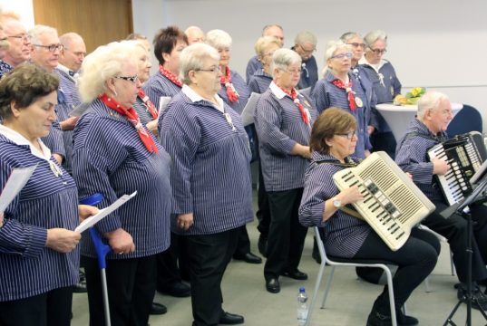 Der Shantychor Solingen war am Montag zu Gast im Rathaus. Selbstverständlich wurden auch einige Seemannslieder zum Besten gegeben. (Foto: © B. Glumm)