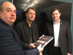 Autor Armin Schulte (li.) und Ralf Rogge vom Solinger Stadtarchiv überreichten jetzt den 330 Seiten umfassenden Band an Oberbürgermeister Tim Kurzbach. (Foto: © Stadt Solingen)