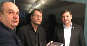 Autor Armin Schulte (li.) und Ralf Rogge vom Solinger Stadtarchiv überreichten jetzt den 330 Seiten umfassenden Band an Oberbürgermeister Tim Kurzbach. (Foto: © Stadt Solingen)