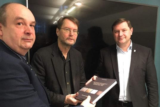 Autor Armin Schulte (li.) und Ralf Rogge vom Solinger Stadtarchiv überreichten jetzt den 330 Seiten umfassenden Band an Oberbürgermeister Tim Kurzbach. (Foto: © Stadt Solingen)