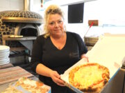 Vor acht Monaten eröffnete Domenica Priore das "La Costiera" an der Wuppertaler Straße in Gräfrath, die gemütliche Pizzeria läuft bestens. (Foto: © Bastian Glumm)