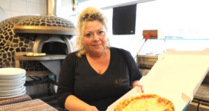 Vor acht Monaten eröffnete Domenica Priore das "La Costiera" an der Wuppertaler Straße in Gräfrath, die gemütliche Pizzeria läuft bestens. (Foto: © Bastian Glumm)