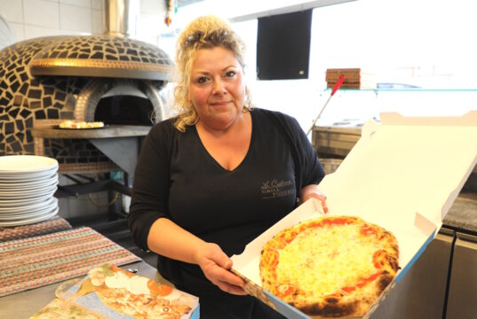 Vor acht Monaten eröffnete Domenica Priore das "La Costiera" an der Wuppertaler Straße in Gräfrath, die gemütliche Pizzeria läuft bestens. (Foto: © Bastian Glumm)