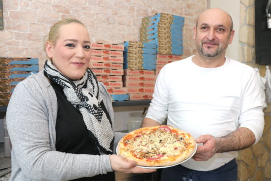 Sind stolz auf die Pizza im "La Piccola Italia": Loredana Cerchione und Rocco Citera. (Foto: © Bastian Glumm)