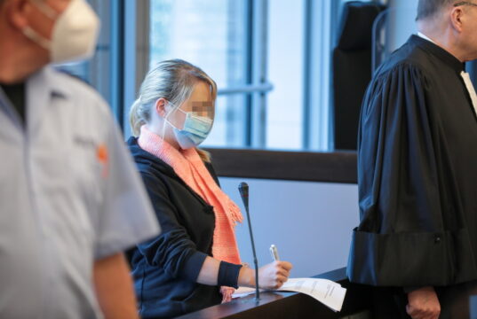 Die angeklagte Solingerin (28) schweigt zu den Mordvorwürfen. Sie soll im September 2020 fünf ihrer sechs Kinder ermordet haben. (Foto: © Bergische Blaulichtnews/Oelbermann)