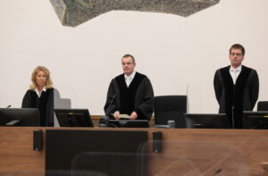 Die Schwurgerichtskammer um den Vorsitzenden Richter am Landgericht Jochen Kötter (mi.) im Landgericht Wuppertal. (Foto: © Bergische Blaulichtnews/Oelbermann)