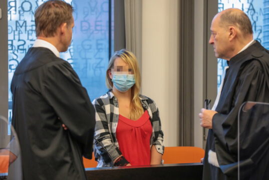 Die angeklagte Solingerin (28) schweigt zu den Mordvorwürfen. Sie soll im September 2020 fünf ihrer sechs Kinder ermordet haben. (Foto: © Bergische Blaulichtnews/Oelbermann)