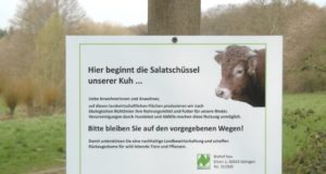 Am Börkhauser Bach sind nun einige Trampelpfade gesperrt worden. Schilder weisen darauf hin. Sie zeigen eine Kuh mit dem Ausspruch: "Hier beginnt meine Salatschüssel". (Foto: © Stadt Solingen)