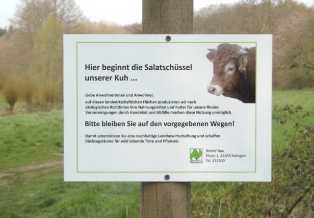 Am Börkhauser Bach sind nun einige Trampelpfade gesperrt worden. Schilder weisen darauf hin. Sie zeigen eine Kuh mit dem Ausspruch: 