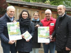 Laden ein zum "Langen Tag der StadtNatur" am 18. Mai: v.li. Henning Pless, Vorsitzender des Beirates Untere Naturschutzbehörde, Marie Thöne und Claudia Wackerl vom Stadtdienst Natur und Umwelt, Bernd Krebs vom Beirat Untere Naturschutzbehörde und Stadtdirektor Hartmut Hoferichter. (Foto: © Bastian Glumm)