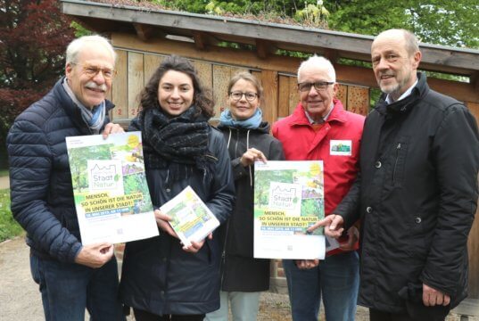 Laden ein zum "Langen Tag der StadtNatur" am 18. Mai: v.li. Henning Pless, Vorsitzender des Beirates Untere Naturschutzbehörde, Marie Thöne und Claudia Wackerl vom Stadtdienst Natur und Umwelt, Bernd Krebs vom Beirat Untere Naturschutzbehörde und Stadtdirektor Hartmut Hoferichter. (Foto: © Bastian Glumm)