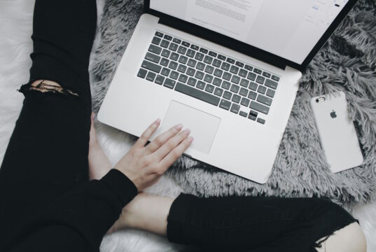 Wer sich über Produkte oder auch Dienstleistungen wie Online-Casinos informiert und dabei auf Tests stößt, sollte diese vorher genau checken. (Foto: @ Mikayla Mallek / Unsplash.com)