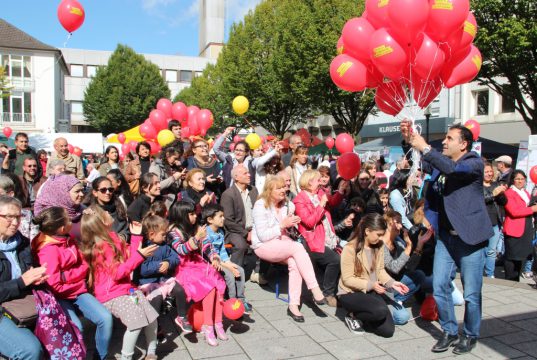 Fronhof und auch die Clemens-Galerien waren am Samstag gut besucht. Auf beiden Plätzen gab es auf dem Kulturfest "Leben braucht Vielfalt" ein Bühnenprogramm mit Musik und Tanzeinlagen. (Foto: © B. Glumm)