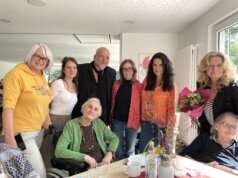 Sorgten für gute Stimmung im St. Joseph Altenheim: v.li. Karina Kieroth (sozialer Dienst), Svenja Jüntgen (sozialer Dienst), Simon Krebs (Sänger), Christina Uecker (Technik), Mariella Ahrens (Schauspielerin, Gründerin und Schirmherrin von Lebensherbst e. V) und Petra Krötzsch (ehrenamtliche Geschäftsführerin des Vereins und Initiatorin der Veranstaltung). (Foto: © Lisa Tamms)