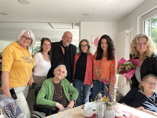 Sorgten für gute Stimmung im St. Joseph Altenheim: v.li. Karina Kieroth (sozialer Dienst), Svenja Jüntgen (sozialer Dienst), Simon Krebs (Sänger), Christina Uecker (Technik), Mariella Ahrens (Schauspielerin, Gründerin und Schirmherrin von Lebensherbst e. V) und Petra Krötzsch (ehrenamtliche Geschäftsführerin des Vereins und Initiatorin der Veranstaltung). (Foto: © Lisa Tamms)