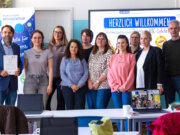 Neun Lehrkräfte haben im kommunalen Medienzentrum Solingen ihre offizielle Zertifizierung zur „Internet-ABC-Lehrkraft“ erhalten: v.li. Musa Kavalli, Melina König, Annemarie Kuczera, Rosina Kersken, Maike Thiel, Claudia Tüttö-Heinrichs, Perjan Kavalli, Martina Stibbe, Elvira Dolman und Ralf Simon. (Foto: © Stadt Solingen)