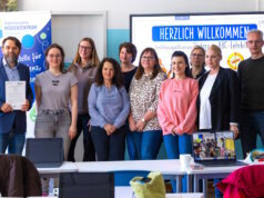 Neun Lehrkräfte haben im kommunalen Medienzentrum Solingen ihre offizielle Zertifizierung zur „Internet-ABC-Lehrkraft“ erhalten: v.li. Musa Kavalli, Melina König, Annemarie Kuczera, Rosina Kersken, Maike Thiel, Claudia Tüttö-Heinrichs, Perjan Kavalli, Martina Stibbe, Elvira Dolman und Ralf Simon. (Foto: © Stadt Solingen)