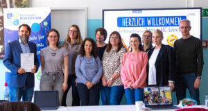 Neun Lehrkräfte haben im kommunalen Medienzentrum Solingen ihre offizielle Zertifizierung zur „Internet-ABC-Lehrkraft“ erhalten: v.li. Musa Kavalli, Melina König, Annemarie Kuczera, Rosina Kersken, Maike Thiel, Claudia Tüttö-Heinrichs, Perjan Kavalli, Martina Stibbe, Elvira Dolman und Ralf Simon. (Foto: © Stadt Solingen)