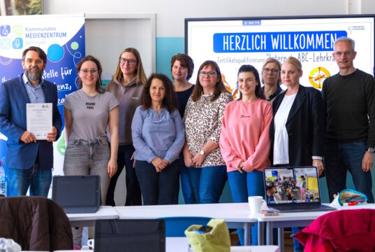 Neun Lehrkräfte haben im kommunalen Medienzentrum Solingen ihre offizielle Zertifizierung zur „Internet-ABC-Lehrkraft“ erhalten: v.li. Musa Kavalli, Melina König, Annemarie Kuczera, Rosina Kersken, Maike Thiel, Claudia Tüttö-Heinrichs, Perjan Kavalli, Martina Stibbe, Elvira Dolman und Ralf Simon. (Foto: © Stadt Solingen)