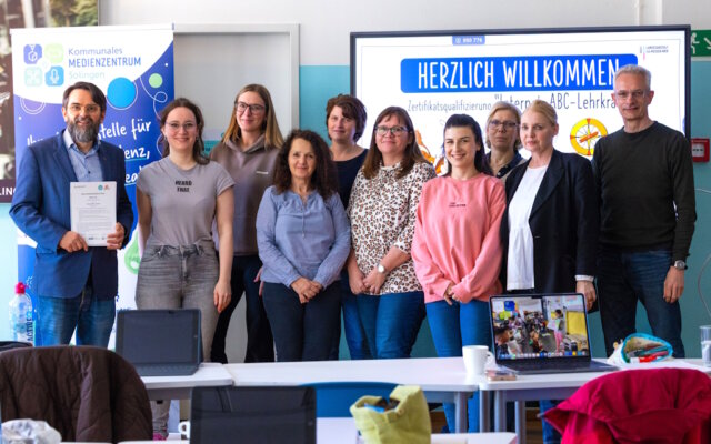 Neun Lehrkräfte haben im kommunalen Medienzentrum Solingen ihre offizielle Zertifizierung zur „Internet-ABC-Lehrkraft“ erhalten: v.li. Musa Kavalli, Melina König, Annemarie Kuczera, Rosina Kersken, Maike Thiel, Claudia Tüttö-Heinrichs, Perjan Kavalli, Martina Stibbe, Elvira Dolman und Ralf Simon. (Foto: © Stadt Solingen)