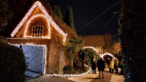 Adventsabende in der Landrat-Trimborn-Straße: Der festlich geschmückte Hof der Familie Kinne wird Jahr für Jahr zum Treffpunkt für Nachbarn, Freunde und Gäste aus der Region. (Foto: © Miriam Köppchen)