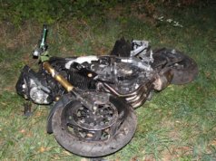 Ein 26-jähriger Solinger ist am Dienstagabend auf der Glüderstraße in Leichlingen verunglückt und später im Krankenhaus gestorben. (Foto: © Polizei Rheinisch-Bergischer-Kreis)