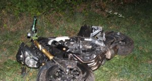 Ein 26-jähriger Solinger ist am Dienstagabend auf der Glüderstraße in Leichlingen verunglückt und später im Krankenhaus gestorben. (Foto: © Polizei Rheinisch-Bergischer-Kreis)