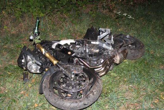 Ein 26-jähriger Solinger ist am Dienstagabend auf der Glüderstraße in Leichlingen verunglückt und später im Krankenhaus gestorben. (Foto: © Polizei Rheinisch-Bergischer-Kreis)