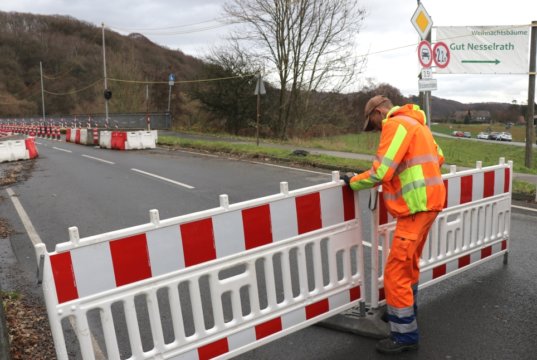 Bevor die Behelfsbrücke in Betrieb genommen werden konnte, musste die marode Wupperbrücke, über die der Verkehr seit August 2017 einspurig geführt wurde, komplett gesperrt werden. (Archivfoto: © Bastian Glumm)