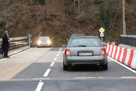 Seit Mittwochnachmittag rollt der Verkehr zweispurig über die jetzt eröffnete Behelfsbrücke über die Wupper zwischen Solingen und Leichlingen. (Foto: © Bastian Glumm)
