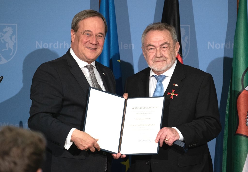 Leonid Goldberg (re.), Vorsitzender der Jüdischen Kultusgemeinde Wuppertal, wurde jetzt von NRW-Ministerpräsident Armin Laschet das Bundesverdienstkreuz verliehen. (Foto: © Land Nordrhein-Westfalen)