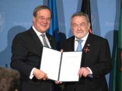 Leonid Goldberg (re.), Vorsitzender der Jüdischen Kultusgemeinde Wuppertal, wurde jetzt von NRW-Ministerpräsident Armin Laschet das Bundesverdienstkreuz verliehen. (Foto: © Land Nordrhein-Westfalen)