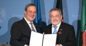 Leonid Goldberg (re.), Vorsitzender der Jüdischen Kultusgemeinde Wuppertal, wurde jetzt von NRW-Ministerpräsident Armin Laschet das Bundesverdienstkreuz verliehen. (Foto: © Land Nordrhein-Westfalen)