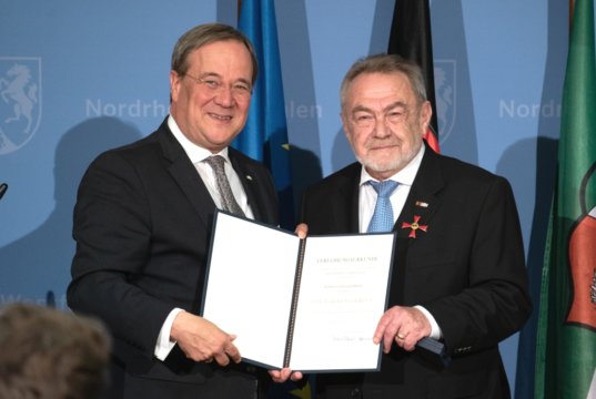 Leonid Goldberg (re.), Vorsitzender der Jüdischen Kultusgemeinde Wuppertal, wurde jetzt von NRW-Ministerpräsident Armin Laschet das Bundesverdienstkreuz verliehen. (Foto: © Land Nordrhein-Westfalen)
