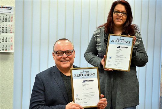 Freuen sich über die Zertifizierung: Wolfgang Sinkwitz und Scarlett Georgiadis (Büroleitung) vom Lernzentrum. (Foto: © Martina Hörle)