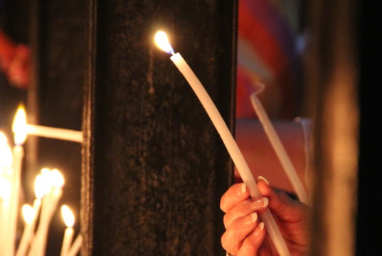 Die Aktion #lichtfenster soll dazu anregen, an jedem Freitag bei Einbruch der Dämmerung ein Licht gut sichtbar in ein Fenster zu stellen - als Zeichen des Mitgefühls für die Opfer von Corona. (Symbolfoto: © Bastian Glumm)