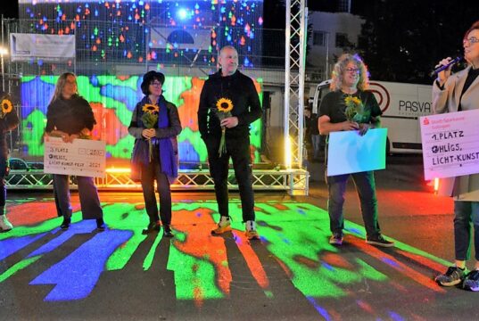 (v. li. Jakob Koch, Inge Heyen, Heike Ponge, Peter Wischnewski, Zoran Velinov, Gloria Göllmann) Das erste Licht-Kunst-Fest in Ohligs fand seinen krönenden Abschluss in einer Preisverleihung. Gloria Göllmann, ISG Ohligs, überreichte symbolische Schecks an die ersten drei Gewinner. (Foto: © Martina Hörle)