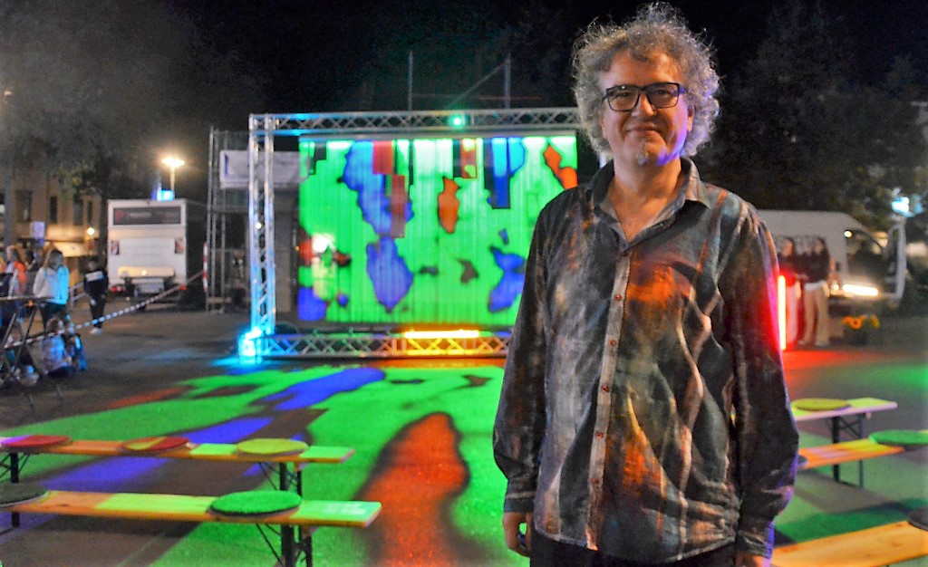 Frank Göllmann, künstlerische Leiter des Licht-Kunst-Festes, zeigte auf dem Marktplatz seine Videoinstallation „Colourfalls“. (Foto: © Martina Hörle)