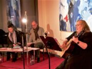 "Licht und Schatten": Martina Hörle (li.) und Armin Tofahrn, beides Mitglieder der Solinger Autorenrunde, trugen ihre Texte vor, die von Kerstin Ehmke-Putsch mit Gesang und Gitarre begleitet wurden. (Foto: © Sarah Schmitz)