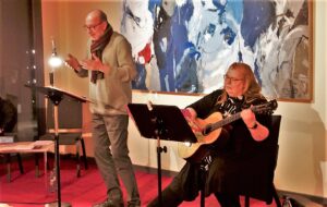 Armin Tofahrn trug unter anderem seinen Text „Das Seelenperlensamenkorn“ vor. Kerstin Ehmke-Putsch begleitete die Veranstaltung an der Gitarre. (Foto: © Sarah Schmitz)