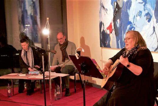 "Licht und Schatten": Martina Hörle (li.) und Armin Tofahrn, beides Mitglieder der Solinger Autorenrunde, trugen ihre Texte vor, die von Kerstin Ehmke-Putsch mit Gesang und Gitarre begleitet wurden. (Foto: © Sarah Schmitz)
