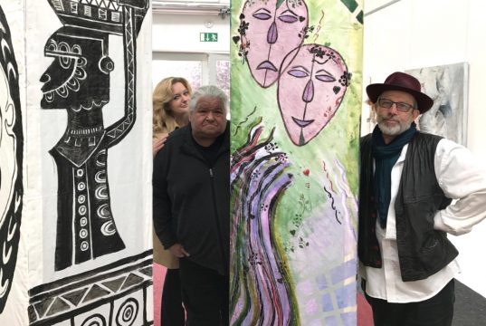 Unter anderem zwölf dieser Lichtsäulen wird es am kommenden Samstag im Südpark zu sehen geben. Freuen sich schon sehr auf die Veranstaltung: v.li. Petra Krötzsch, PR- und Eventmanagerin der Güterhallen sowie die Künstler Peter Amann und Régis Noël, beide im Vorstand der Güterhallen. (Foto: © Florian Meurer)