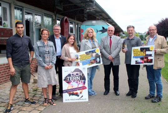 Stellten jetzt gemeinsam die jeweiligen Licht-Events in den Stadtteilen vor: v.li. Alexander Eckhardt, Dagmar Joseph von der Friedrich-Albert-Lange-Gesamtschule, Joachim Radtke und Sonja Nordmann vom Stadtmarketing, Petra Krötzsch von den Güterhallen, Richard Schmidt, Bezirksbügermeister von Mitte sowie Dirk Balke für den Gräfrather Lichterzauber und Rainer Francke vom Walder Werbering. (Foto: © B. Glumm)