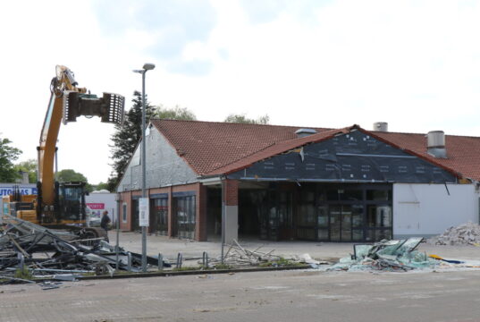 Die Filiale des Discounterunternehmens Lidl am Nümmener Feld wird derzeit abgerissen. Bis Herbst soll dort ein modernerer Neubau entstehen. (Foto: © Bastian Glumm)