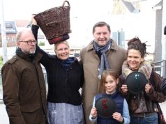 Weihten gestern Solingens erste "Lieferfrauenampel" ein: v.li. Lutz Peters vom Stadtmarketing, Stadtführerin Anja Weck, Oberbürgermeister Tim Kurzbach mit den Ideengeberinnen Bettina Stuhr und Renée Sophie von Rappard. (Foto: © Stadt Solingen)