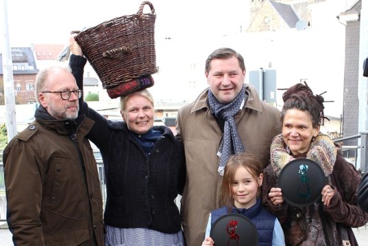 Weihten gestern Solingens erste "Lieferfrauenampel" ein: v.li. Lutz Peters vom Stadtmarketing, Stadtführerin Anja Weck, Oberbürgermeister Tim Kurzbach mit den Ideengeberinnen Bettina Stuhr und Renée Sophie von Rappard. (Foto: © Stadt Solingen)